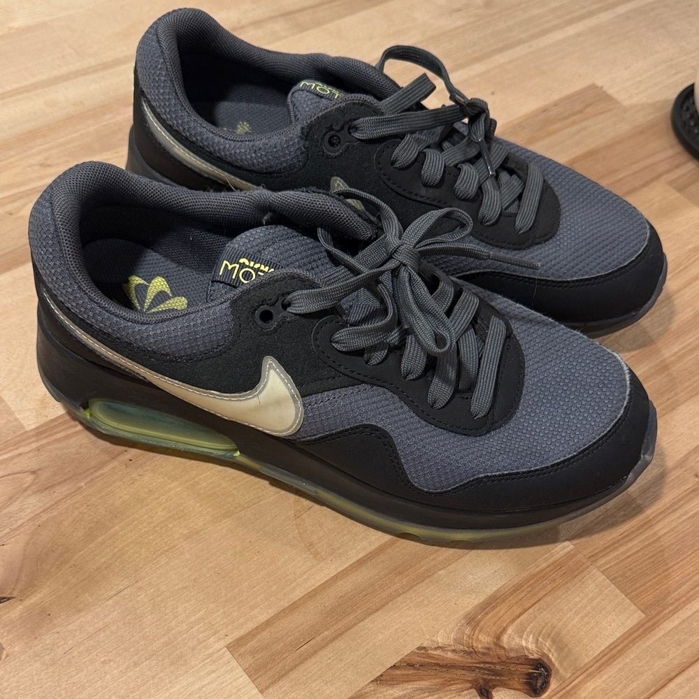 Nike Kids Sneakers Black Gray with Neon Green Accent - Picture 7 of 8